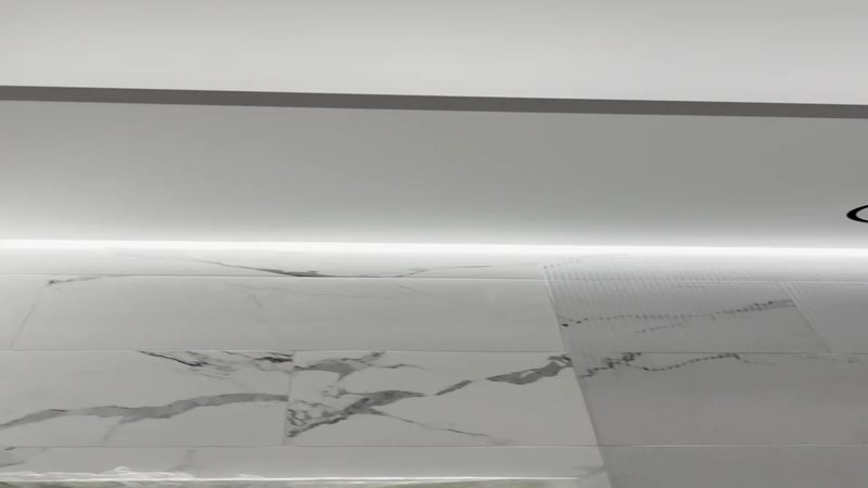 Сучасна натяжна стеля з трековим освітленням у Харкові
