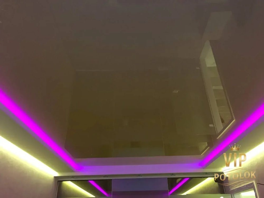 Темна глянцева стеля з кольоровою RGB-підсвіткою периметра