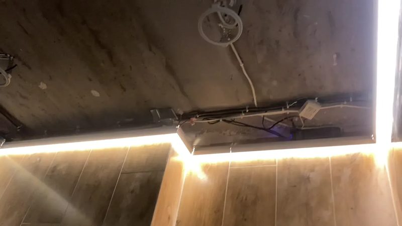 Чорнова стеля і відкритий профіль парящого контуру до монтажу полотна у ванній