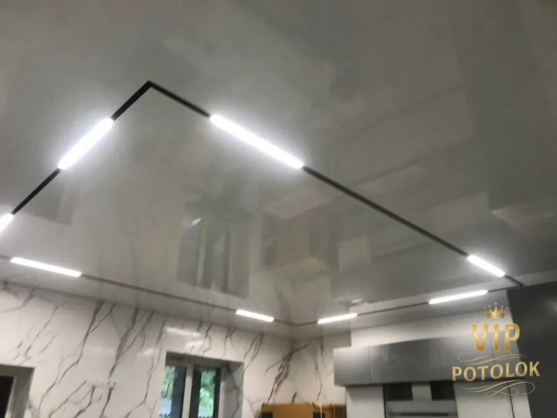 Поворот трекової системи біля кута глянцевої стелі. Реальний об’єкт VIP Potolok у Харкові