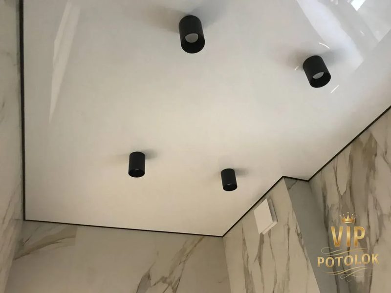 Світлова траса з поворотом на глянцевій стелі. Реальний об’єкт VIP Potolok у Харкові
