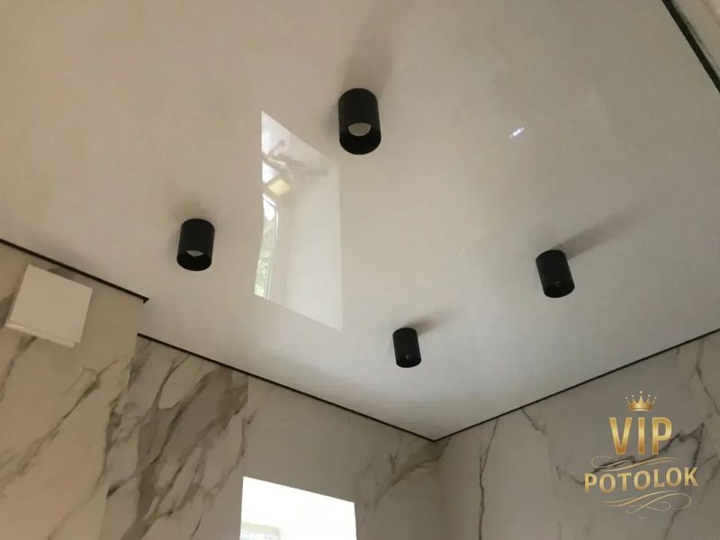 Кут глянцевої стелі з трековим освітленням. Реальний об’єкт VIP Potolok у Харкові