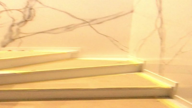 Готовий інтер’єр із глянцевим полотном і трековим світлом. Реальний об’єкт VIP Potolok у Харкові