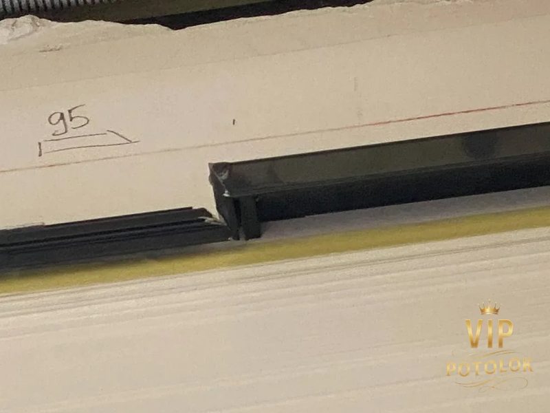 Монтажний вузол чорного профілю з розміткою висоти. Реальний об’єкт VIP Potolok у Харкові