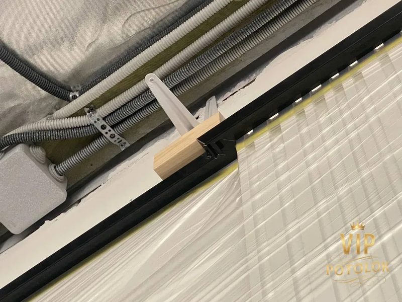 Кабельні траси й кріплення біля чорного профілю натяжної стелі. Реальний об’єкт VIP Potolok у Харкові