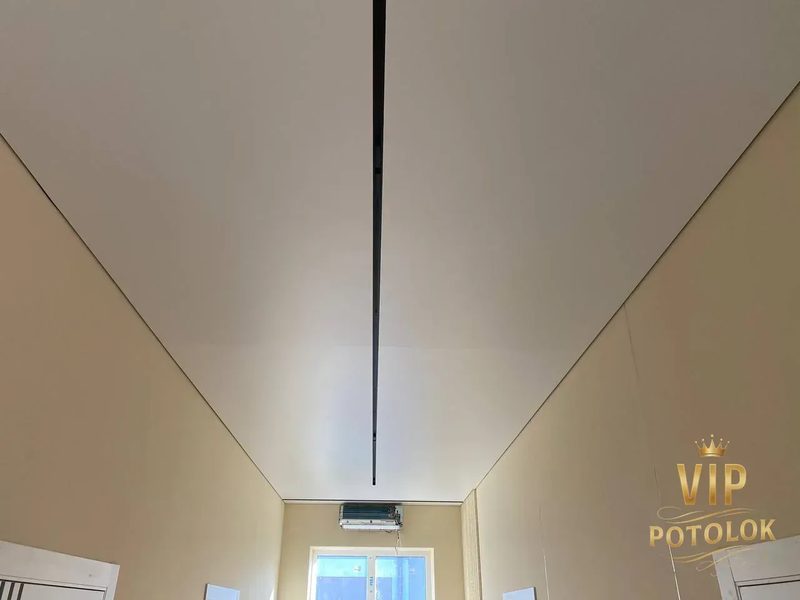 Рівна матова стеля коридору після завершення монтажу. Реальний об’єкт VIP Potolok у Харкові