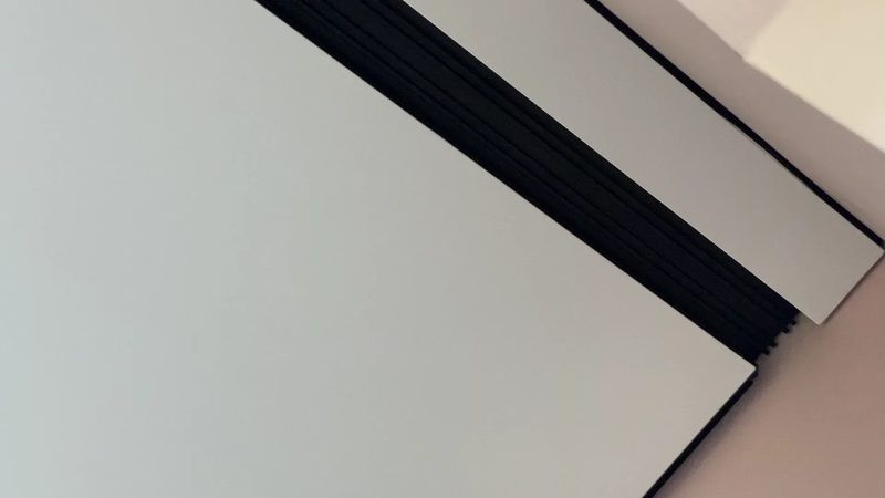 Кутове з’єднання чорних треків у готовій натяжній стелі. Реальний об’єкт VIP Potolok у Харкові