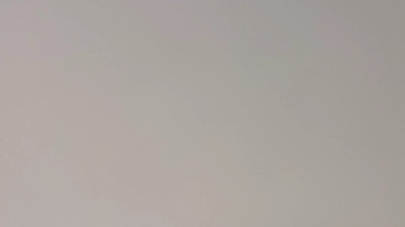 Рівна біла матова натяжна стеля після монтажу крупним планом. Реальний об’єкт VIP Potolok у Харкові