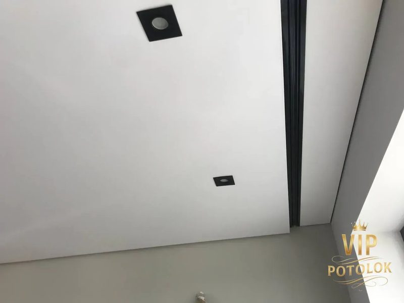 Чорна лінійна ніша і точкові світильники у матовій натяжній стелі