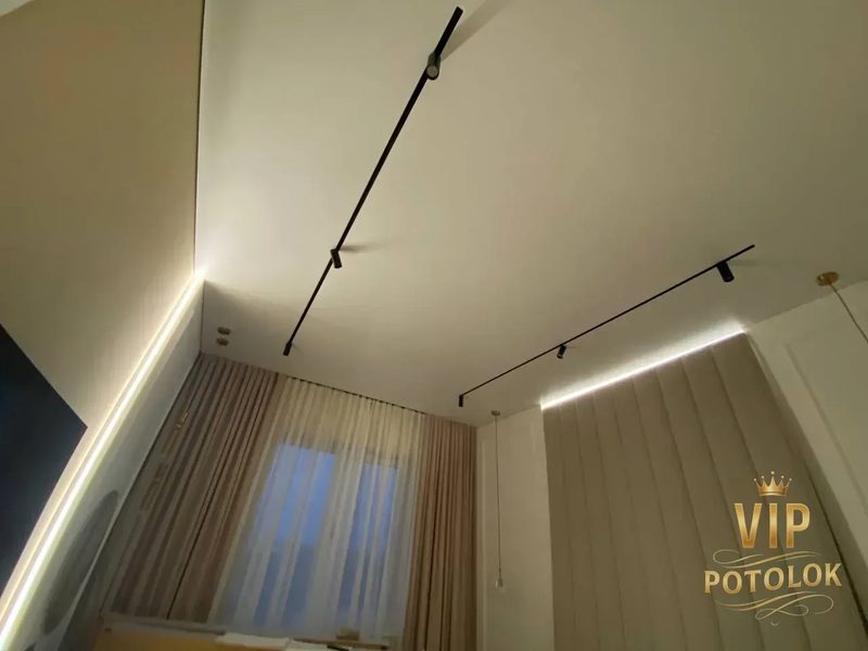 Спальня з двома треками та світловими контурами біля стін і вікна