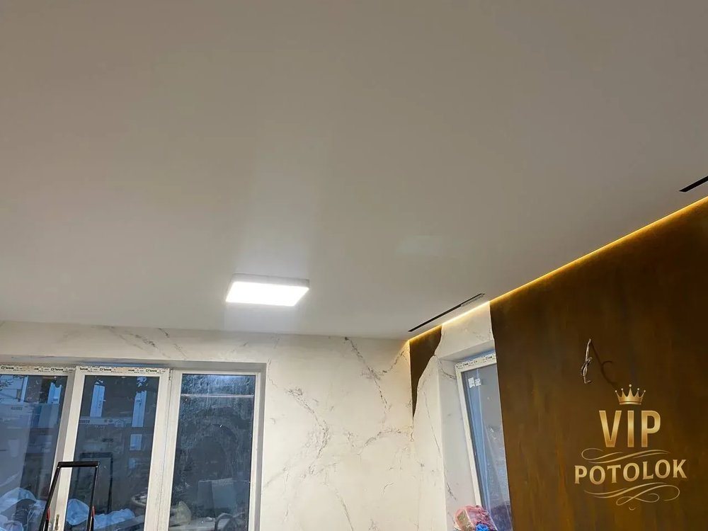 Матова натяжна стеля після монтажу з вбудованим світильником і теплою підсвіткою. Реальний ремонт у Харкові