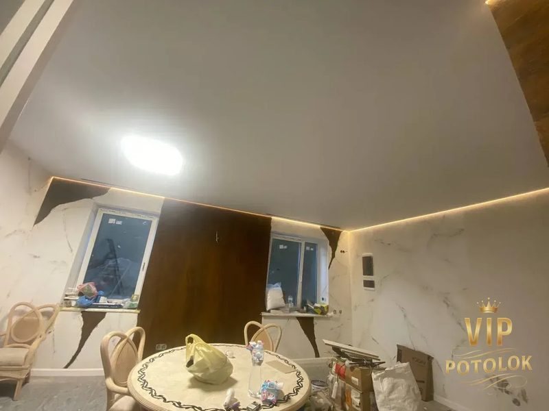 Готовий кут кімнати з точковим світлом і теплою підсвіткою уздовж стелі. Реальний ремонт у Харкові