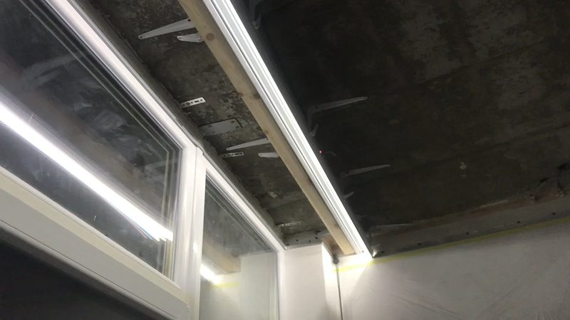 Паряща натяжна стеля з теплим контурним світлом у Харкові