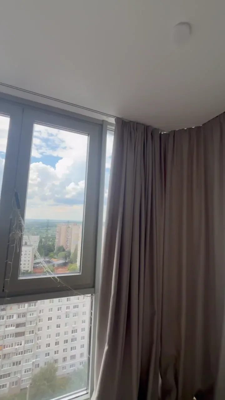 Панорамне вікно зі шторами від стелі та прихованою карнизною нішею