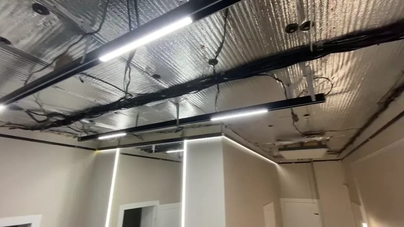 Магнітні треки і світловий контур на технічному етапі монтажу стелі