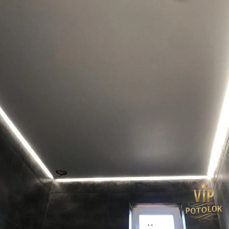 Світлова лінія біля вентиляційного вузла на матовій стелі