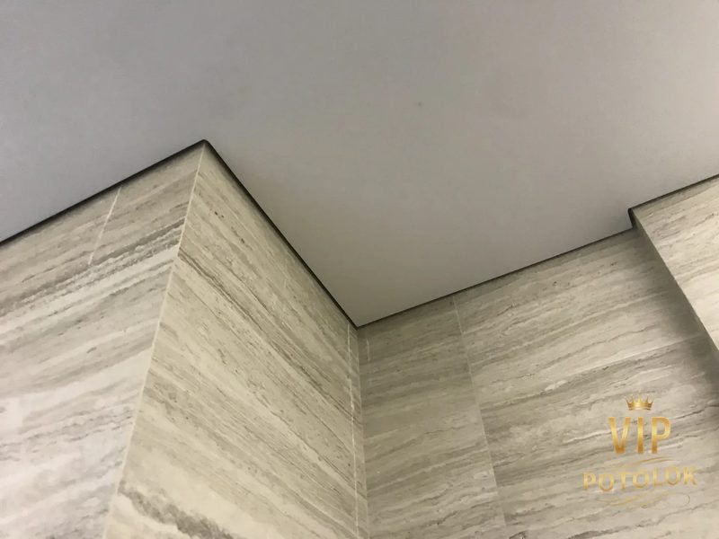 Тіньовий шов навколо кута без додаткового освітлення. Реальний об’єкт VIP Potolok у Харкові