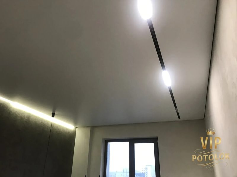 Магнітний трек і світлова лінія біля вікна. Реальний об’єкт VIP Potolok у Харкові