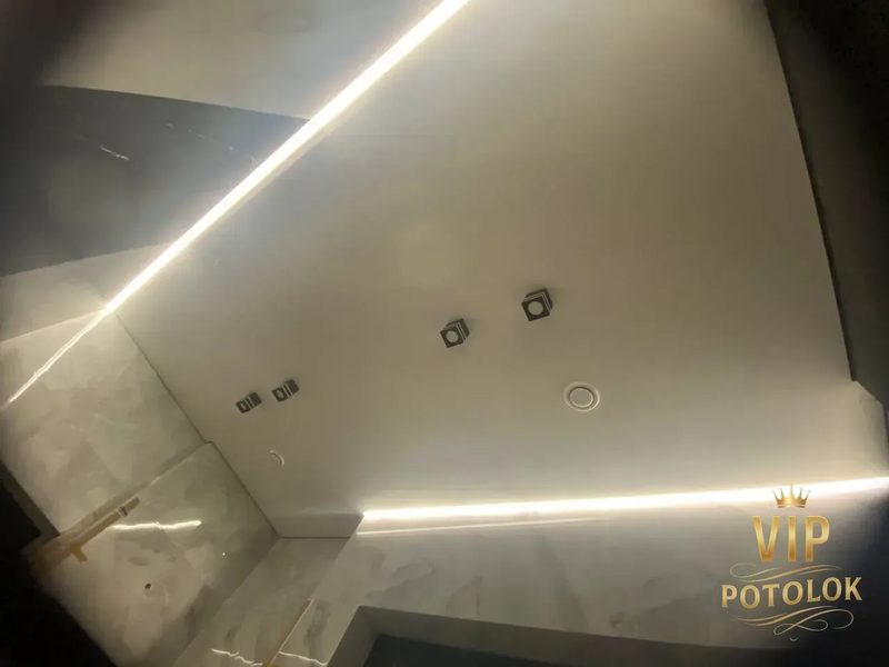 Синя RGB-підсвітка в тіньовому профілі вздовж цегляної стіни у Харкові
