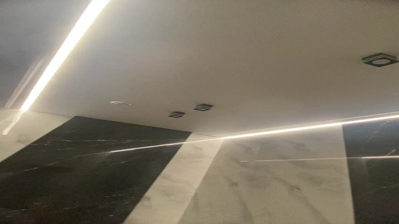 Тіньове примикання натяжної стелі з кольоровим контуром