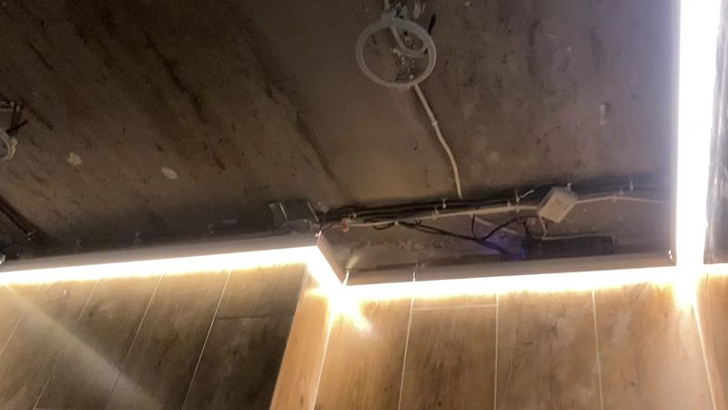 Чорнова бетонна стеля з проводкою та підготовленим контурним світлом до монтажу натяжного полотна