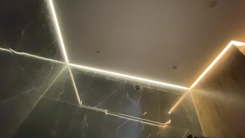 Матова натяжна стеля після монтажу з готовим світловим контуром і отворами під обладнання